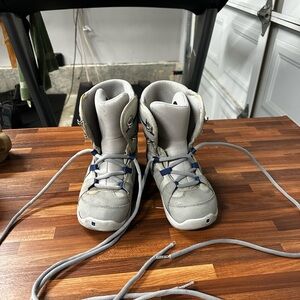 Burton Kids' Gray Snowboard Boots, size 5